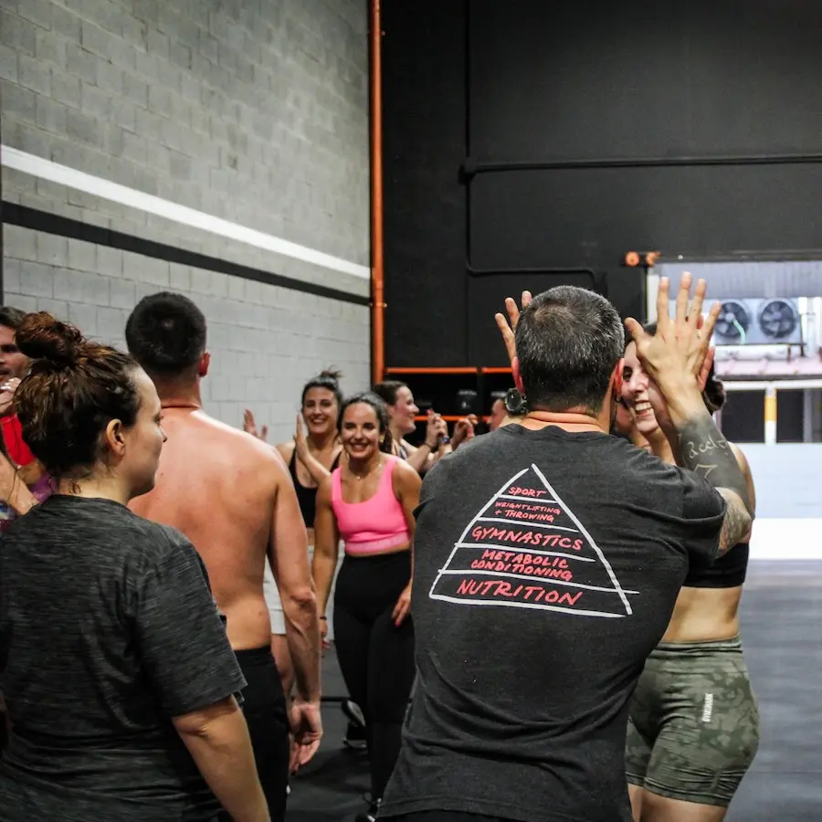 Atletas de Hook Grip compartiendo un momento tras finalizar el entrenamiento