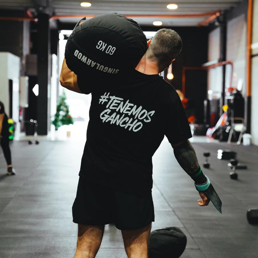 tleta realizando ejercicios de fuerza accesorios para hipertrofia muscular