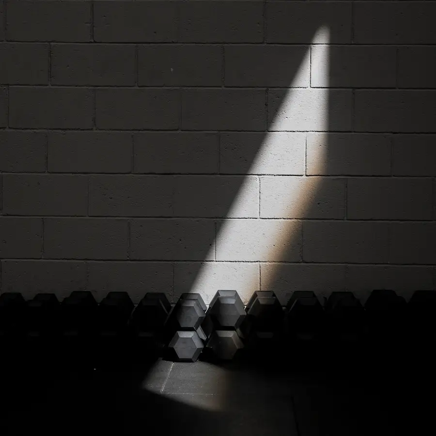 Rack de kettlebells de diferentes pesos en el centro de entrenamiento de Montcada